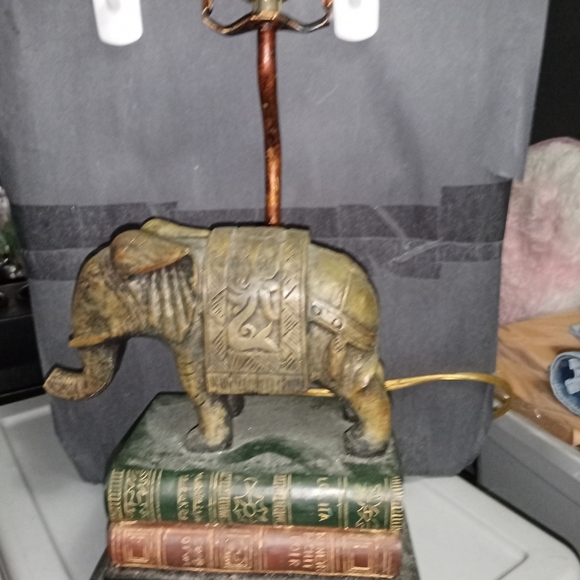 Elephant on stacked books lamp - Picture 4 of 7